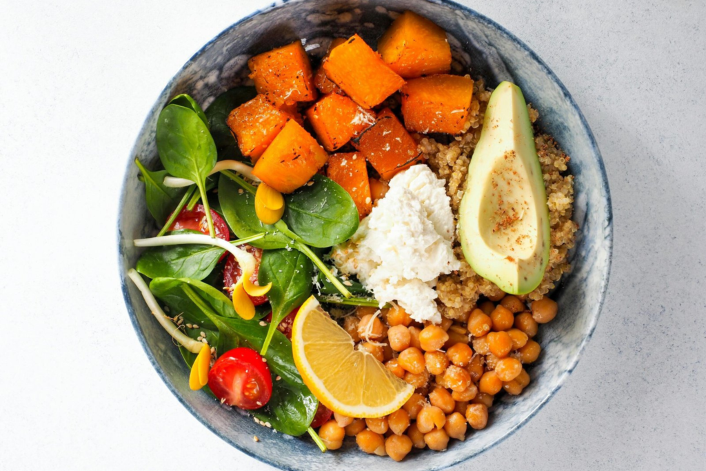 Tazón de Batata Rostizada con Garbanzos y Espinacas