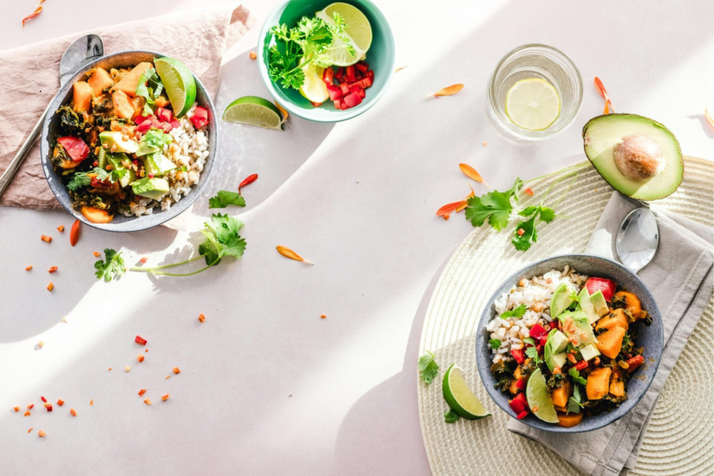 Ensalada de Quinoa con Vegetales Asados y Aguacate